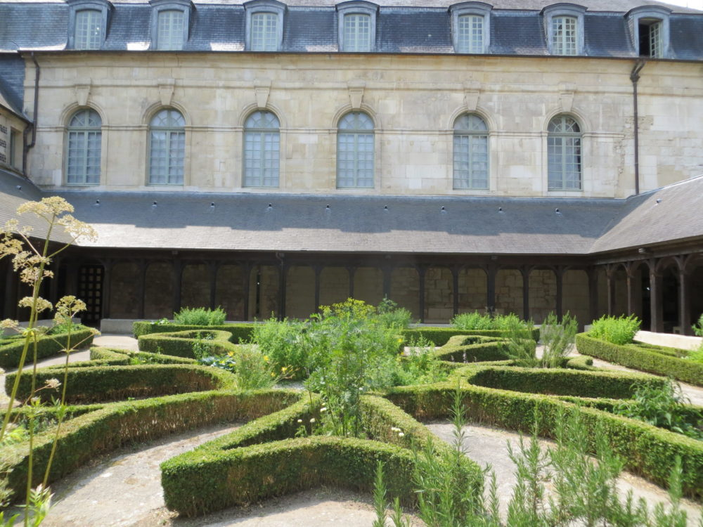 Visite flash : le cloître de l’abbaye de Montivilliers